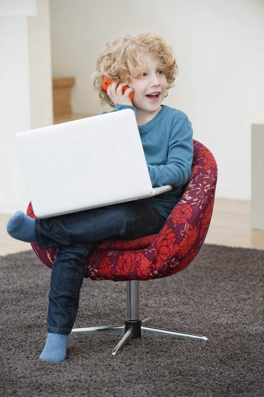 西方人,儿童,一个人,坐,说,打电话,竖图,室内,白天,正面,讨论,纯洁,电脑,笔记本电脑,电话,手机,椅子,欧洲,欧洲人,仅一个男性,仅一个人,一把,阴影,服装,反射,网络,影子,墙,二郎腿,注视,休闲装,通讯设备,墙壁,墙面,小孩,衣服,白色,观察,看,仅一个小孩,休闲,休闲服,可爱,童年,童趣,服饰,观看,一台,察看,无线,关注,通信设备,无线网络,无线上网,便携式电脑,童真,烂漫,无邪,一部,交流,天真,手提电脑,男孩,男人,男性,白种人,孩子,沟通,讲话,交谈,商讨,说话,谈话,通话,坐着,彩图,全身,男生