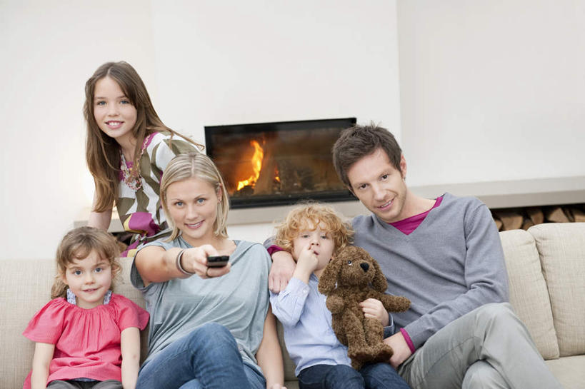 西方人,儿童,家庭,夫妻,母亲,父亲,女儿,儿子,客厅,坐,笑,微笑,露齿笑,横图,室内,白天,正面,爱情,游戏,纯洁,热情,壁炉,沙发,火,玩具,欧洲,欧洲人,五个人,握,阴影,服装,反射,火焰,影子,墙,许多人,浪漫,燃烧,玩,注视,休闲装,娱乐,墙壁,墙面,小孩,衣服,白色,遥控器,观察,看,一群人,休闲,温暖,温馨,父女,父子,母女,母子,一家人,休闲服,恩爱,父爱,可爱,母爱,童年,童趣,益智,握着,恋人,服饰,观看,活动,和睦,察看,起居室,发泄,关注,消遣,智力,布艺沙发,童真,烂漫,无邪,宣泄,客堂,天真,男孩,男人,男性,年轻男性,年轻女性,女孩,女人,女性,白种人,孩子,年轻人,夫妇,情侣,玩耍,嬉戏,坐着,半身,彩图,伴侣,融洽,男生,女生