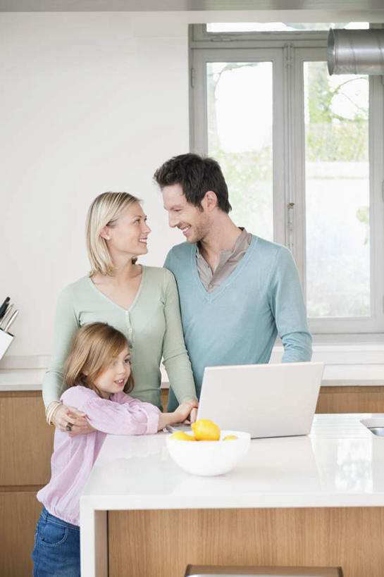 西方人,儿童,三个人,家庭,夫妻,母亲,父亲,女儿,站,抱,笑,微笑,露齿笑,竖图,室内,白天,正面,爱情,纯洁,电脑,笔记本电脑,餐桌,厨房,窗户,桌子,水果,欧洲,欧洲人,阴影,服装,新鲜,反射,网络,影子,陶瓷,墙,生食,食品,果实,陶瓷制品,浪漫,注视,休闲装,通讯设备,玻璃窗,墙壁,墙面,食物,小孩,衣服,白色,容器,碗,观察,看,站着,休闲,温暖,温馨,父女,母女,三口之家,一家人,休闲服,恩爱,父爱,可爱,母爱,童年,童趣,搭,恋人,服饰,有机食品,绿色食品,餐台,抱着,观看,储藏,一台,和睦,察看,无线,搂着,储存,搭着,关注,通信设备,无线网络,无线上网,便携式电脑,童真,烂漫,无邪,天真,手提电脑,男人,男性,年轻男性,年轻女性,女孩,女人,女性,白种人,孩子,年轻人,夫妇,情侣,搂,搂抱,站立,半身,彩图,灶间,伴侣,融洽,贮存,女生