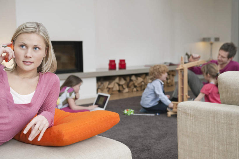 西方人,儿童,家庭,夫妻,母亲,父亲,女儿,儿子,客厅,坐,笑,打电话,微笑,横图,室内,白天,正面,爱情,纯洁,电脑,笔记本电脑,靠垫,沙发,电话,电视,手机,书籍,欧洲,欧洲人,五个人,敲打,阴影,服装,朦胧,模糊,反射,网络,木材,影子,墙,靠枕,许多人,浪漫,注视,休闲装,输入,通讯设备,墙壁,墙面,木柴,小孩,衣服,白色,垫子,枕头,打字,观察,看,趴着,一群人,休闲,温暖,温馨,父女,父子,母女,母子,一家人,休闲服,恩爱,父爱,可爱,母爱,童年,童趣,恋人,服饰,木料,观看,点击,一台,敲击,和睦,察看,无线,起居室,关注,彩电,通信设备,无线网络,布艺沙发,无线上网,便携式电脑,童真,烂漫,无邪,一部,彩色电视机,显像管屏,显像管屏幕,客堂,交流,天真,按键,手提电脑,男孩,男人,男性,年轻男性,年轻女性,女孩,女人,女性,白种人,孩子,年轻人,夫妇,情侣,电视机,书,图书,沟通,趴,通话,坐着,半身,彩图,伴侣,融洽,男生,女生