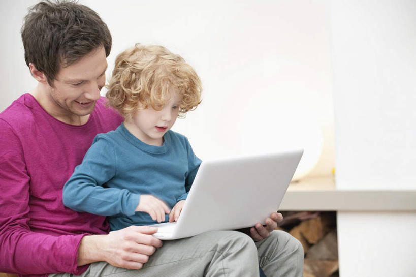 西方人,儿童,两个人,家庭,父亲,儿子,坐,笑,微笑,露齿笑,横图,室内,白天,正面,纯洁,电脑,笔记本电脑,欧洲,欧洲人,敲打,阴影,服装,反射,网络,木材,影子,墙,注视,休闲装,输入,通讯设备,墙壁,墙面,木柴,小孩,衣服,白色,打字,观察,看,休闲,温暖,温馨,父子,一家人,休闲服,父爱,可爱,童年,童趣,服饰,木料,观看,点击,一台,敲击,和睦,察看,无线,关注,通信设备,无线网络,无线上网,便携式电脑,童真,烂漫,无邪,天真,按键,手提电脑,男孩,男人,男性,年轻男性,白种人,孩子,年轻人,坐着,半身,彩图,融洽,男生