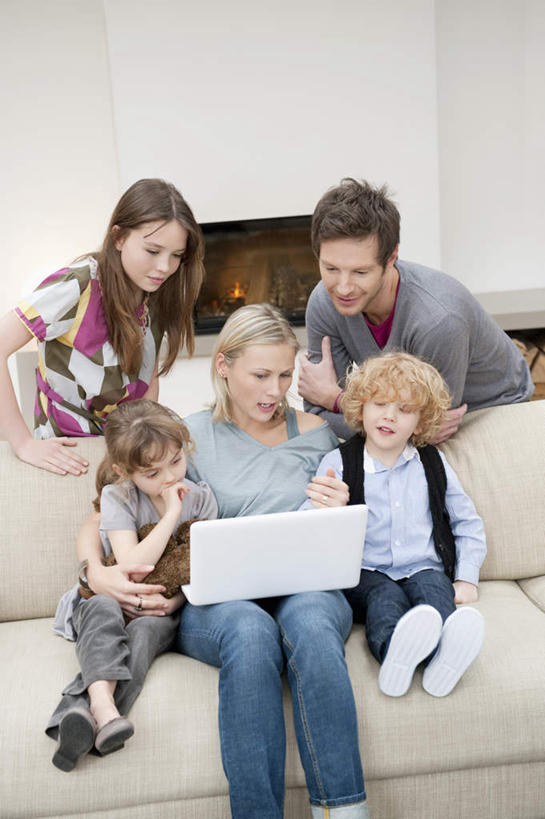西方人,儿童,家庭,夫妻,母亲,父亲,女儿,儿子,客厅,站,坐,笑,微笑,露齿笑,竖图,俯视,室内,白天,爱情,纯洁,电脑,笔记本电脑,壁炉,沙发,欧洲,欧洲人,五个人,弯腰,阴影,服装,反射,网络,影子,墙,许多人,浪漫,注视,休闲装,通讯设备,墙壁,墙面,小孩,衣服,白色,观察,看,站着,一群人,休闲,温暖,温馨,父女,父子,母女,母子,一家人,休闲服,恩爱,父爱,可爱,母爱,童年,童趣,搭,恋人,服饰,观看,一台,和睦,察看,无线,起居室,搭着,关注,通信设备,无线网络,布艺沙发,无线上网,便携式电脑,童真,烂漫,无邪,弯身,客堂,天真,手提电脑,男孩,男人,男性,年轻男性,年轻女性,女孩,女人,女性,白种人,孩子,年轻人,夫妇,情侣,站立,坐着,半身,彩图,高角度拍摄,伴侣,融洽,男生,女生