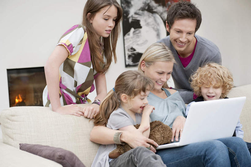 西方人,儿童,家庭,夫妻,母亲,父亲,女儿,儿子,客厅,站,坐,笑,微笑,露齿笑,横图,室内,白天,正面,爱情,纯洁,电脑,笔记本电脑,壁炉,沙发,欧洲,欧洲人,五个人,弯腰,阴影,服装,反射,网络,影子,墙,许多人,浪漫,注视,休闲装,通讯设备,墙壁,墙面,小孩,衣服,白色,观察,看,站着,一群人,休闲,温暖,温馨,父女,父子,母女,母子,一家人,休闲服,恩爱,父爱,可爱,母爱,童年,童趣,搭,恋人,服饰,观看,一台,和睦,察看,无线,起居室,搭着,关注,通信设备,无线网络,布艺沙发,无线上网,便携式电脑,童真,烂漫,无邪,弯身,客堂,天真,手提电脑,男孩,男人,男性,年轻男性,年轻女性,女孩,女人,女性,白种人,孩子,年轻人,夫妇,情侣,站立,坐着,半身,彩图,伴侣,融洽,男生,女生