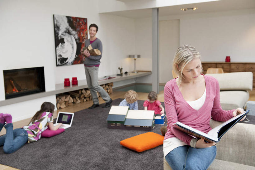 西方人,儿童,家庭,夫妻,母亲,父亲,女儿,儿子,客厅,站,坐,横图,室内,白天,正面,爱情,纯洁,电脑,笔记本电脑,地毯,沙发,电视,书籍,欧洲,欧洲人,五个人,敲打,阴影,服装,装饰,立体,编织,反射,空间,网络,木材,影子,手工艺品,墙,织物,许多人,浪漫,注视,休闲装,输入,通讯设备,墙壁,墙面,木柴,小孩,衣服,白色,模型,工艺品,遥控器,打字,观察,看,趴着,站着,一群人,休闲,温暖,温馨,父女,父子,母女,母子,一家人,休闲服,恩爱,父爱,规划,可爱,母爱,童年,童趣,恋人,服饰,木料,观看,点击,华丽,修饰,一台,敲击,点缀,和睦,察看,无线,起居室,关注,彩电,挂画,通信设备,无线网络,布艺沙发,无线上网,便携式电脑,童真,烂漫,无邪,衬托,美观,雅致,雅观,彩色电视机,显像管屏,显像管屏幕,直观,建筑模型,建筑设计,客堂,天真,按键,手提电脑,男孩,男人,男性,年轻男性,年轻女性,女孩,女人,女性,白种人,孩子,年轻人,夫妇,情侣,设计,电视机,书,图书,装饰画,趴,站立,坐着,半身,彩图,伴侣,融洽,男生,女生