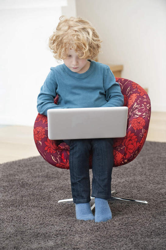 西方人,儿童,一个人,坐,竖图,室内,白天,正面,纯洁,电脑,笔记本电脑,椅子,欧洲,欧洲人,仅一个男性,仅一个人,一把,敲打,阴影,服装,反射,网络,影子,墙,注视,休闲装,输入,通讯设备,墙壁,墙面,小孩,衣服,白色,打字,低头,观察,看,仅一个小孩,休闲,休闲服,可爱,童年,童趣,服饰,观看,点击,一台,敲击,察看,无线,关注,通信设备,无线网络,无线上网,便携式电脑,童真,烂漫,无邪,垂头,天真,按键,手提电脑,男孩,男人,男性,白种人,孩子,坐着,彩图,全身,男生