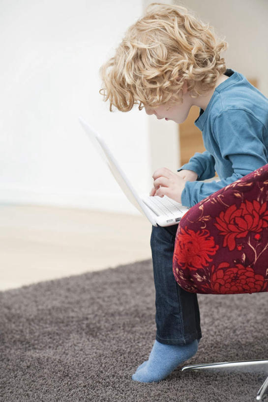 西方人,儿童,一个人,坐,竖图,室内,白天,侧面,纯洁,电脑,笔记本电脑,椅子,欧洲,欧洲人,仅一个男性,仅一个人,一把,敲打,阴影,服装,反射,网络,影子,墙,注视,休闲装,输入,通讯设备,墙壁,墙面,小孩,衣服,白色,打字,低头,观察,看,仅一个小孩,休闲,休闲服,可爱,童年,童趣,服饰,观看,点击,一台,敲击,察看,无线,关注,通信设备,无线网络,无线上网,便携式电脑,童真,烂漫,无邪,垂头,天真,按键,手提电脑,男孩,男人,男性,白种人,孩子,坐着,半身,彩图,男生