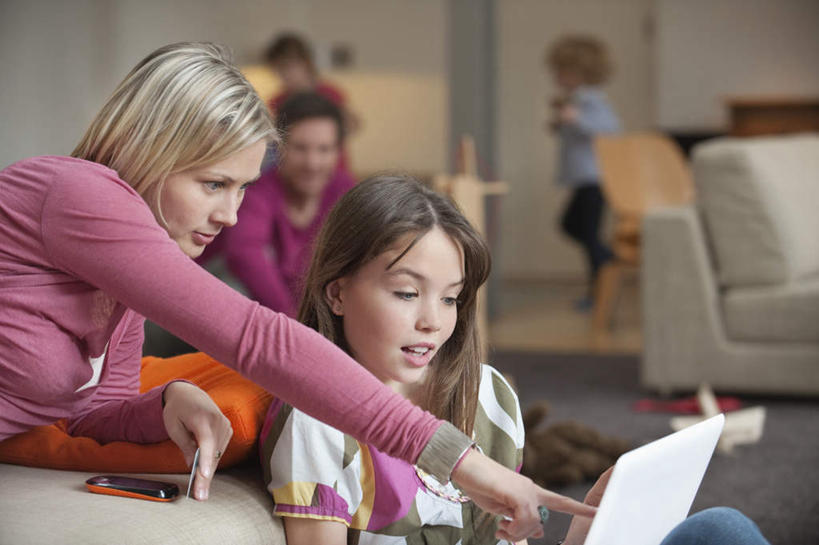 西方人,儿童,家庭,夫妻,母亲,父亲,女儿,儿子,客厅,坐,走,笑,打电话,微笑,露齿笑,横图,室内,白天,正面,爱情,纯洁,电脑,笔记本电脑,沙发,电话,手机,欧洲,欧洲人,五个人,指,阴影,服装,朦胧,模糊,反射,网络,影子,墙,许多人,浪漫,注视,指点,休闲装,通讯设备,墙壁,墙面,小孩,衣服,白色,观察,看,趴着,一群人,休闲,温暖,温馨,父女,父子,母女,母子,一家人,休闲服,恩爱,父爱,可爱,母爱,童年,童趣,恋人,服饰,观看,一台,和睦,察看,无线,起居室,指向,关注,通信设备,无线网络,布艺沙发,无线上网,便携式电脑,童真,烂漫,无邪,一部,客堂,交流,天真,手提电脑,男孩,男人,男性,年轻男性,年轻女性,女孩,女人,女性,白种人,孩子,年轻人,夫妇,情侣,步行,沟通,趴,通话,走路,坐着,半身,彩图,伴侣,融洽,男生,女生