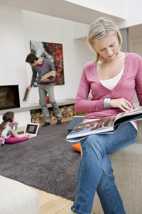 西方人,儿童,家庭,夫妻,母亲,父亲,女儿,儿子,客厅,站,坐,竖图,室内,白天,正面,爱情,纯洁,电脑,笔记本电脑,地毯,沙发,电视,书籍,欧洲,欧洲人,五个人,敲打,指,阴影,服装,装饰,立体,编织,反射,空间,网络,木材,影子,手工艺品,墙,织物,许多人,浪漫,二郎腿,注视,指点,休闲装,输入,通讯设备,墙壁,墙面,木柴,小孩,衣服,白色,模型,工艺品,遥控器,打字,观察,看,趴着,站着,一群人,休闲,温暖,温馨,父女,父子,母女,母子,一家人,休闲服,恩爱,父爱,规划,可爱,母爱,童年,童趣,恋人,服饰,木料,观看,点击,华丽,修饰,一台,敲击,点缀,和睦,察看,无线,起居室,指向,关注,彩电,挂画,通信设备,无线网络,布艺沙发,无线上网,便携式电脑,童真,烂漫,无邪,衬托,美观,雅致,雅观,彩色电视机,显像管屏,显像管屏幕,直观,建筑模型,建筑设计,客堂,天真,按键,手提电脑,男孩,男人,男性,年轻男性,年轻女性,女孩,女人,女性,白种人,孩子,年轻人,夫妇,情侣,设计,电视机,书,图书,装饰画,趴,站立,坐着,半身,彩图,伴侣,融洽,男生,女生