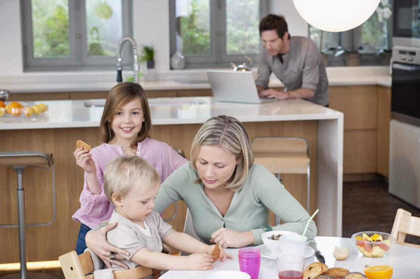 点心,面包,果汁,西方人,儿童,四个人,家庭,夫妻,母亲,父亲,女儿,儿子,坐,笑,微笑,露齿笑,横图,室内,白天,正面,爱情,纯洁,电脑,笔记本电脑,餐桌,厨房,窗户,桌子,柑橘,水果,玻璃,照明,欧洲,欧洲人,握,阴影,服装,新鲜,反射,网络,水槽,水龙头,影子,勺子,灯光,生食,食品,面点,果实,饮品,浪漫,注视,休闲装,通讯设备,水斗,顶灯,开关,玻璃窗,玻璃制品,灯,食物,糕点,饮料,小孩,衣服,容器,灯具,调羹,汤匙,碗,打开,观察,看,休闲,温暖,温馨,父女,父子,母女,母子,一家人,休闲服,恩爱,父爱,可爱,母爱,童年,童趣,握着,恋人,服饰,有机食品,绿色食品,餐台,观看,储藏,一台,照亮,阀门,和睦,察看,无线,开启,照明设备,储存,关注,可口,通信设备,无线网络,无线上网,便携式电脑,童真,烂漫,无邪,水咀,适口,天真,手提电脑,男孩,男人,男性,年轻男性,年轻女性,女孩,女人,女性,白种人,孩子,年轻人,夫妇,情侣,橘子,桔子,橙子,橙,坐着,半身,彩图,灶间,伴侣,融洽,贮存,男生,女生