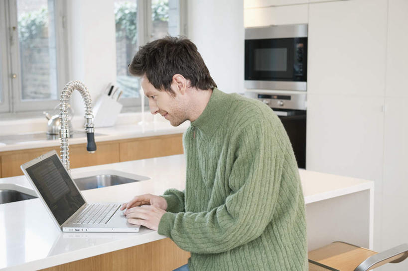 西方人,一个人,坐,笑,微笑,横图,室内,白天,侧面,烹饪,电脑,笔记本电脑,厨房,厨具,欧洲,欧洲人,仅一个男性,仅一个人,敲打,阴影,服装,反射,网络,电器,水槽,水龙头,影子,墙,注视,休闲装,输入,通讯设备,水斗,开关,墙壁,墙面,仅一个年轻男性,衣服,白色,打开,打字,观察,看,休闲,休闲服,服饰,观看,点击,一台,敲击,微波炉,阀门,察看,无线,家电,家用电器,开启,关注,通信设备,无线网络,微波,炊具,无线上网,便携式电脑,烹饪用具,水咀,按键,手提电脑,男人,男性,年轻男性,白种人,烹调用具,烹调,坐着,半身,彩图,灶间,小家电