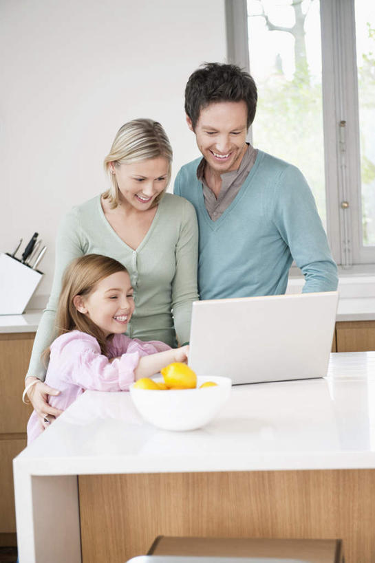 西方人,儿童,三个人,家庭,夫妻,母亲,父亲,女儿,站,抱,笑,微笑,露齿笑,竖图,室内,白天,正面,爱情,纯洁,电脑,笔记本电脑,餐桌,厨房,窗户,桌子,水果,金属制品,欧洲,欧洲人,敲打,阴影,服装,新鲜,时间,反射,网络,金属,工具,时钟,影子,陶瓷,墙,生食,食品,果实,刀具,陶瓷制品,浪漫,计时,注视,休闲装,输入,通讯设备,玻璃窗,墙壁,墙面,食物,小孩,衣服,白色,容器,挂钟,碗,钟表,刀,打字,观察,看,站着,休闲,温暖,温馨,父女,母女,三口之家,一家人,休闲服,表,恩爱,父爱,可爱,母爱,童年,童趣,搭,恋人,服饰,有机食品,绿色食品,餐台,抱着,观看,储藏,点击,一台,敲击,和睦,察看,无线,搂着,储存,搭着,关注,菜刀,通信设备,无线网络,无线上网,便携式电脑,童真,烂漫,无邪,切菜刀,天真,按键,手提电脑,男人,男性,年轻男性,年轻女性,女孩,女人,女性,白种人,孩子,年轻人,夫妇,情侣,钟,搂,搂抱,站立,半身,彩图,灶间,伴侣,融洽,贮存,女生