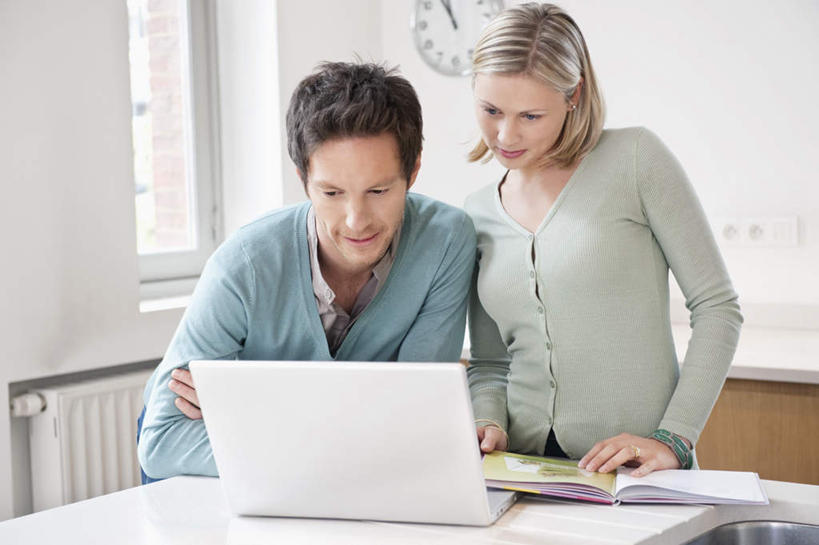 西方人,两个人,家庭,夫妻,站,横图,室内,白天,正面,爱情,电脑,笔记本电脑,窗户,桌子,书籍,欧洲,欧洲人,握,阴影,服装,反射,网络,影子,墙,浪漫,注视,休闲装,通讯设备,玻璃窗,墙壁,墙面,衣服,白色,打开,低头,翻开,观察,看,站着,休闲,温暖,温馨,一家人,休闲服,恩爱,握着,恋人,服饰,观看,一台,和睦,察看,无线,关注,通信设备,无线网络,无线上网,便携式电脑,垂头,手提电脑,男人,男性,年轻男性,年轻女性,女人,女性,白种人,夫妇,情侣,书,图书,站立,半身,彩图,伴侣,融洽