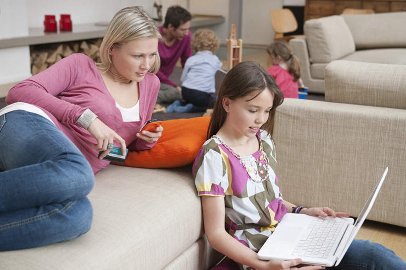 西方人,儿童,家庭,夫妻,母亲,父亲,女儿,儿子,客厅,坐,走,笑,打电话,微笑,露齿笑,横图,室内,白天,正面,爱情,纯洁,电脑,笔记本电脑,沙发,电话,手机,欧洲,欧洲人,五个人,指,阴影,服装,反射,网络,影子,墙,许多人,浪漫,注视,指点,休闲装,通讯设备,墙壁,墙面,小孩,衣服,白色,观察,看,趴着,一群人,休闲,温暖,温馨,父女,父子,母女,母子,一家人,休闲服,恩爱,父爱,可爱,母爱,童年,童趣,恋人,服饰,观看,一台,和睦,察看,无线,起居室,指向,关注,通信设备,无线网络,布艺沙发,无线上网,便携式电脑,童真,烂漫,无邪,一部,客堂,交流,天真,手提电脑,男孩,男人,男性,年轻男性,年轻女性,女孩,女人,女性,白种人,孩子,年轻人,夫妇,情侣,步行,沟通,趴,通话,走路,坐着,半身,彩图,伴侣,融洽,男生,女生