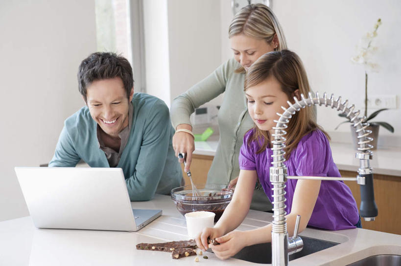 西方人,儿童,三个人,家庭,夫妻,母亲,父亲,女儿,站,笑,微笑,露齿笑,横图,室内,白天,正面,爱情,纯洁,电脑,笔记本电脑,厨房,玻璃,欧洲,欧洲人,握,阴影,服装,反射,网络,水槽,水龙头,影子,勺子,墙,浪漫,注视,休闲装,通讯设备,水斗,开关,墙壁,墙面,玻璃制品,小孩,衣服,白色,容器,调羹,汤匙,碗,打开,观察,搅拌,看,站着,休闲,温暖,温馨,父女,母女,三口之家,一家人,休闲服,恩爱,父爱,可爱,母爱,童年,童趣,握着,恋人,服饰,观看,储藏,一台,阀门,和睦,察看,无线,开启,储存,关注,通信设备,无线网络,无线上网,便携式电脑,童真,烂漫,无邪,水咀,天真,手提电脑,男人,男性,年轻男性,年轻女性,女孩,女人,女性,白种人,孩子,年轻人,夫妇,情侣,清洗,站立,半身,彩图,灶间,伴侣,融洽,贮存,女生