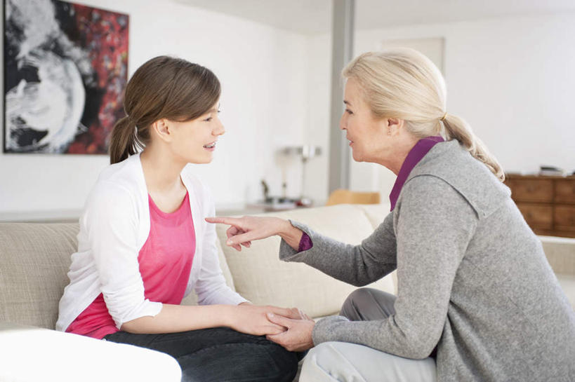 西方人,儿童,老年人,两个人,家庭,祖母,客厅,坐,笑,微笑,露齿笑,横图,室内,白天,侧面,纯洁,沙发,欧洲,欧洲人,阴影,服装,反射,影子,墙,注视,休闲装,相视,墙壁,墙面,小孩,衣服,白色,观察,看,休闲,温暖,温馨,一家人,面对面,休闲服,可爱,童年,童趣,服饰,奶奶,观看,祖孙,对视,和睦,察看,起居室,互视,关注,挂画,相对,布艺沙发,童真,烂漫,无邪,外婆,外孙女,外祖母,相看,客堂,天真,老年女性,女孩,女人,女性,白种人,孩子,孙女,装饰画,坐着,半身,彩图,融洽,女生