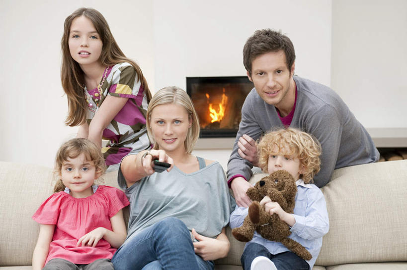 西方人,儿童,家庭,夫妻,母亲,父亲,女儿,儿子,客厅,坐,抱,笑,微笑,露齿笑,横图,室内,白天,正面,爱情,游戏,纯洁,沙发,熊,电视,玩具,欧洲,欧洲人,五个人,阴影,服装,反射,木材,玩偶,影子,墙,泰迪熊,许多人,浪漫,二郎腿,玩,注视,休闲装,娱乐,墙壁,墙面,木柴,小孩,衣服,白色,玩具熊,遥控器,观察,看,一群人,休闲,温暖,温馨,父女,父子,母女,母子,一家人,休闲服,恩爱,父爱,可爱,母爱,童年,童趣,益智,恋人,服饰,毛绒玩具,木料,抱着,观看,安慰,和睦,察看,起居室,搂着,发泄,关注,消遣,彩电,布艺沙发,童真,烂漫,无邪,宣泄,彩色电视机,罗斯福熊,显像管屏,显像管屏幕,客堂,天真,男孩,男人,男性,年轻男性,年轻女性,女孩,女人,女性,白种人,孩子,年轻人,夫妇,情侣,电视机,搂,搂抱,玩耍,嬉戏,坐着,半身,彩图,伴侣,融洽,男生,女生