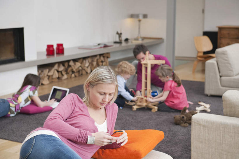 西方人,儿童,家庭,夫妻,母亲,父亲,女儿,儿子,客厅,坐,笑,打电话,微笑,露齿笑,横图,室内,白天,正面,爱情,游戏,纯洁,电脑,笔记本电脑,沙发,电话,手机,玩具,欧洲,欧洲人,五个人,阴影,服装,反射,网络,影子,墙,许多人,浪漫,玩,注视,休闲装,娱乐,通讯设备,墙壁,墙面,小孩,衣服,白色,观察,看,趴着,一群人,休闲,温暖,温馨,父女,父子,母女,母子,一家人,休闲服,恩爱,父爱,可爱,母爱,童年,童趣,益智,恋人,服饰,观看,活动,一台,和睦,察看,无线,起居室,发泄,关注,消遣,智力,通信设备,无线网络,布艺沙发,无线上网,便携式电脑,童真,烂漫,无邪,一部,宣泄,客堂,交流,天真,手提电脑,男孩,男人,男性,年轻男性,年轻女性,女孩,女人,女性,白种人,孩子,年轻人,夫妇,情侣,沟通,趴,通话,玩耍,嬉戏,坐着,半身,彩图,伴侣,融洽,男生,女生