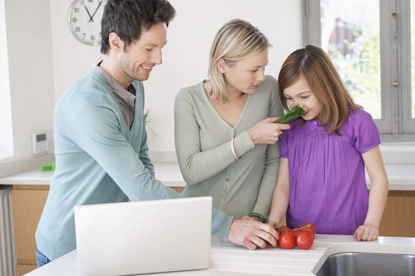 西方人,儿童,三个人,家庭,夫妻,母亲,父亲,女儿,站,笑,微笑,横图,室内,白天,正面,爱情,纯洁,电脑,笔记本电脑,厨房,窗户,蔬菜,西红柿,叶子,欧洲,欧洲人,阴影,服装,新鲜,时间,反射,网络,时钟,水槽,影子,墙,食品,绿叶,浪漫,计时,注视,休闲装,通讯设备,水斗,闻,玻璃窗,墙壁,墙面,食物,一个,小孩,衣服,红色,白色,挂钟,钟表,观察,看,站着,休闲,温暖,温馨,父女,母女,三口之家,一家人,休闲服,嫩叶,表,恩爱,父爱,可爱,母爱,童年,童趣,恋人,服饰,有机食品,绿色食品,单个,观看,一台,和睦,察看,嗅,无线,关注,通信设备,无线网络,无线上网,便携式电脑,童真,烂漫,无邪,天真,手提电脑,男人,男性,年轻男性,年轻女性,女孩,女人,女性,白种人,孩子,年轻人,夫妇,情侣,叶,叶片,钟,番茄,站立,半身,彩图,灶间,伴侣,融洽,女生