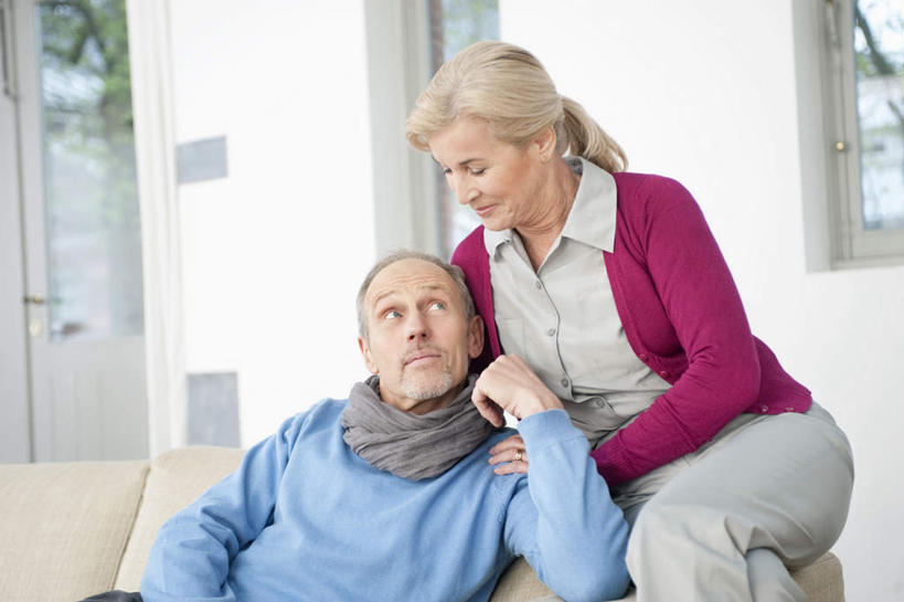 西方人,两个人,家庭,夫妻,客厅,坐,笑,微笑,露齿笑,横图,室内,白天,正面,爱情,窗户,沙发,欧洲,欧洲人,一条,阴影,服装,装饰,反射,影子,墙,浪漫,注视,休闲装,玻璃窗,墙壁,墙面,衣服,白色,围巾,观察,看,休闲,温暖,温馨,一家人,休闲服,恩爱,搭,恋人,服饰,围脖,观看,保暖,华丽,点缀,和睦,察看,起居室,御寒,搭着,关注,布艺沙发,衬托,美观,雅致,雅观,客堂,老年男性,老年女性,男人,男性,女人,女性,白种人,夫妇,情侣,坐着,半身,彩图,伴侣,融洽