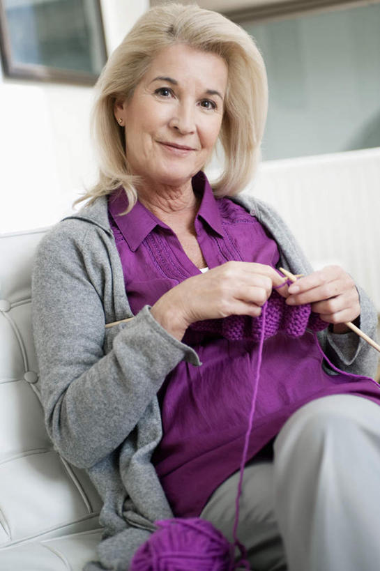 西方人,一个人,客厅,坐,笑,微笑,露齿笑,竖图,室内,白天,正面,毛衣,窗户,沙发,欧洲,欧洲人,仅一个女性,仅一个人,握,阴影,服装,编织,反射,影子,墙,注视,休闲装,针,玻璃窗,墙壁,墙面,衣服,紫色,白色,观察,看,休闲,休闲服,握着,服饰,仅一个老年女性,观看,察看,起居室,关注,线衫,布艺沙发,毛衣针,客堂,编织针,老年女性,女人,女性,白种人,坐着,半身,彩图,绒衣,套衫,套头毛衣,线衣