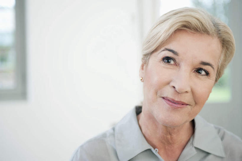 西方人,脸,头,脸颊,头发,一个人,站,笑,微笑,横图,室内,特写,白天,正面,窗户,欧洲,欧洲人,仅一个女性,仅一个人,阴影,服装,朦胧,模糊,反射,影子,墙,注视,休闲装,肩膀,玻璃窗,墙壁,墙面,衣服,白色,观察,看,站着,休闲,休闲服,服饰,仅一个老年女性,观看,察看,关注,老年女性,女人,女性,白种人,头部,直发,脸部,脸蛋,面部,站立,半身,彩图,短发