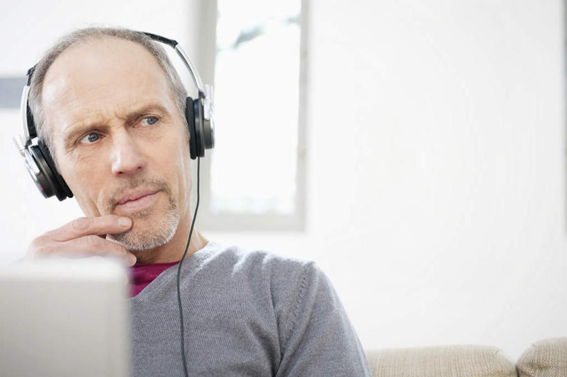 西方人,脸,头,脸颊,胡须,一个人,坐,横图,室内,特写,白天,正面,快乐,满意,幸福,电脑,笔记本电脑,窗户,欧洲,欧洲人,仅一个男性,仅一个人,阴影,服装,朦胧,模糊,反射,网络,影子,墙,音响,音乐,注视,休闲装,娱乐,通讯设备,肩膀,玻璃窗,墙壁,墙面,一个,衣服,白色,耳机,观察,看,仅一个老年男性,享受,休闲,休闲服,放松,服饰,单个,观看,一台,察看,无线,舒适,享乐,关注,通信设备,无线网络,无线上网,便携式电脑,手提电脑,老年男性,男人,男性,白种人,头部,胡子,络腮胡,脸部,脸蛋,面部,坐着,半身,彩图