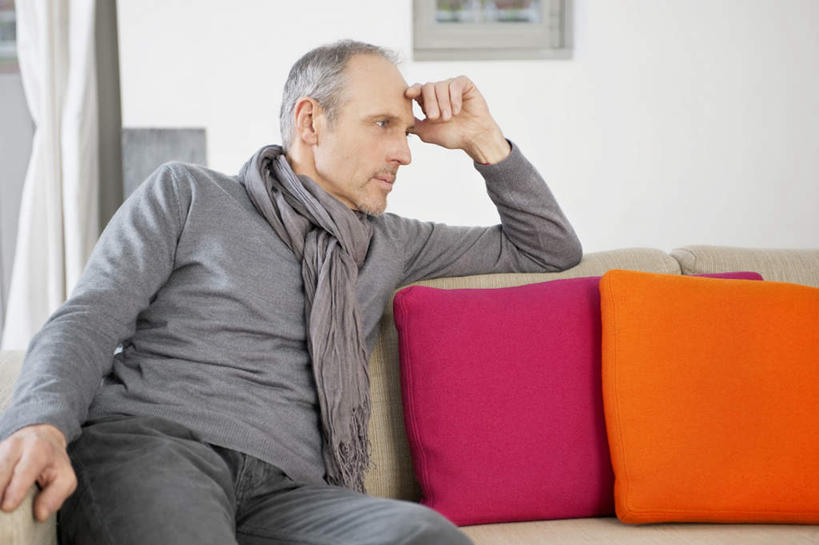 西方人,一个人,客厅,坐,横图,室内,白天,正面,窗户,窗帘,靠垫,沙发,欧洲,欧洲人,仅一个男性,仅一个人,一条,撑,阴影,服装,装饰,反射,影子,墙,靠枕,扭头,注视,休闲装,玻璃窗,墙壁,墙面,衣服,红色,白色,灰色,帘子,围巾,垫子,枕头,观察,看,转头,仅一个老年男性,休闲,休闲服,橙色,遮阳,服饰,观看,华丽,修饰,点缀,察看,起居室,撑着,关注,布艺沙发,衬托,美观,雅致,雅观,客堂,老年男性,男人,男性,白种人,坐着,半身,彩图