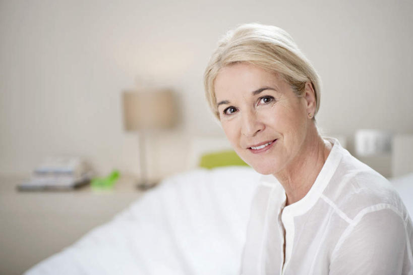 西方人,脸,头,脸颊,头发,一个人,坐,横图,室内,特写,白天,侧面,台灯,照明,欧洲,欧洲人,仅一个女性,仅一个人,阴影,服装,朦胧,模糊,反射,影子,墙,灯光,注视,休闲装,肩膀,墙壁,墙面,灯,衣服,白色,灯具,观察,看,休闲,休闲服,服饰,仅一个老年女性,观看,照亮,察看,照明设备,关注,老年女性,女人,女性,白种人,头部,长发,直发,脸部,脸蛋,面部,坐着,半身,彩图