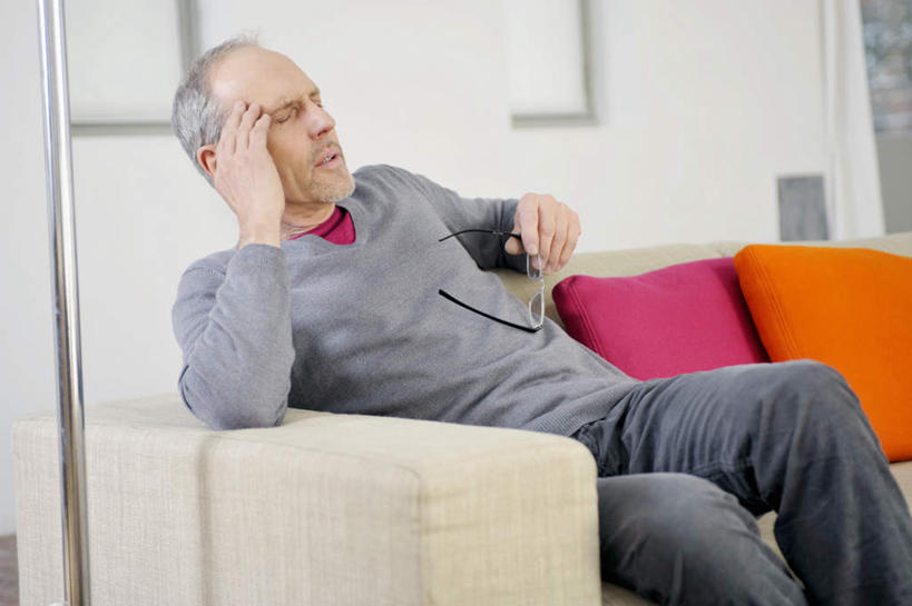 西方人,一个人,客厅,坐,闭眼,横图,室内,白天,正面,按摩,靠垫,沙发,欧洲,欧洲人,仅一个男性,仅一个人,一副,握,阴影,服装,反射,眼镜,影子,墙,靠枕,休闲装,墙壁,墙面,衣服,红色,白色,垫子,枕头,仅一个老年男性,享受,休闲,健康,休闲服,橙色,握着,保健,服饰,起居室,近视眼镜,布艺沙发,指压,客堂,老年男性,男人,男性,白种人,闭眼睛,闭着眼,闭着眼睛,坐着,半身,彩图,推拿