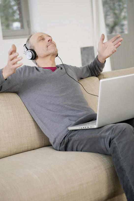 西方人,一个人,客厅,坐,闭眼,竖图,室内,白天,正面,快乐,满意,幸福,电脑,笔记本电脑,窗户,沙发,欧洲,欧洲人,仅一个男性,仅一个人,阴影,服装,反射,网络,影子,墙,音响,音乐,听,休闲装,娱乐,通讯设备,玻璃窗,墙壁,墙面,一个,衣服,耳机,仅一个老年男性,享受,休闲,休闲服,放松,服饰,单个,一台,无线,起居室,舒适,享乐,通信设备,无线网络,布艺沙发,无线上网,便携式电脑,客堂,手提电脑,老年男性,男人,男性,白种人,闭眼睛,闭着眼,闭着眼睛,坐着,半身,彩图