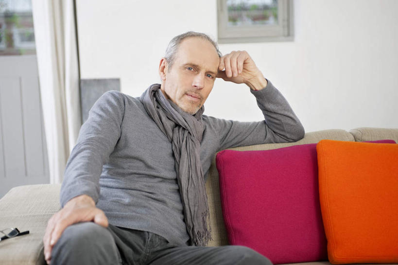 西方人,一个人,客厅,坐,横图,室内,白天,正面,窗户,窗帘,靠垫,沙发,欧洲,欧洲人,仅一个男性,仅一个人,一条,撑,阴影,服装,装饰,反射,影子,墙,靠枕,注视,休闲装,玻璃窗,墙壁,墙面,衣服,红色,白色,灰色,帘子,围巾,垫子,枕头,观察,看,仅一个老年男性,休闲,休闲服,橙色,遮阳,服饰,观看,华丽,修饰,点缀,察看,起居室,撑着,关注,布艺沙发,衬托,美观,雅致,雅观,客堂,老年男性,男人,男性,白种人,坐着,半身,彩图