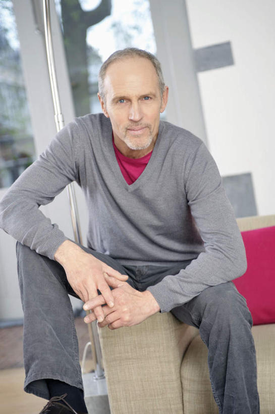 西方人,一个人,客厅,坐,竖图,室内,白天,正面,窗户,靠垫,沙发,欧洲,欧洲人,仅一个男性,仅一个人,阴影,服装,反射,影子,墙,靠枕,注视,休闲装,玻璃窗,墙壁,墙面,衣服,垫子,枕头,观察,看,仅一个老年男性,休闲,休闲服,搭,服饰,观看,察看,起居室,搭着,关注,布艺沙发,客堂,老年男性,男人,男性,白种人,坐着,半身,彩图