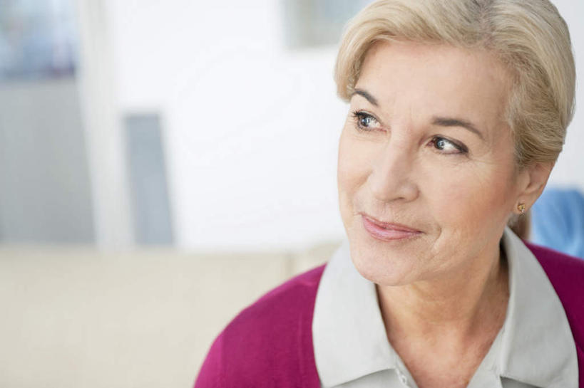 西方人,脸,头,脸颊,头发,一个人,坐,笑,微笑,横图,室内,特写,白天,正面,窗户,欧洲,欧洲人,仅一个女性,仅一个人,阴影,服装,朦胧,模糊,反射,影子,墙,注视,休闲装,肩膀,玻璃窗,墙壁,墙面,衣服,白色,观察,看,休闲,休闲服,服饰,仅一个老年女性,观看,察看,关注,老年女性,女人,女性,白种人,头部,长发,直发,脸部,脸蛋,面部,坐着,半身,彩图