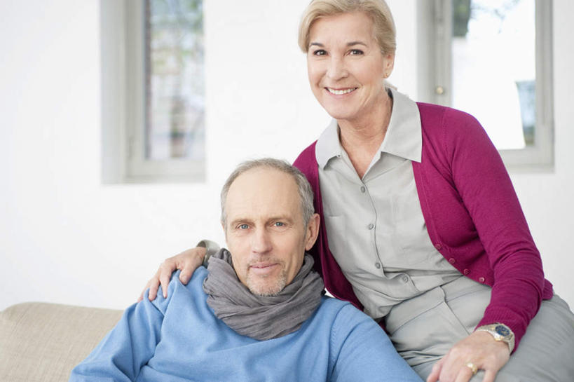 西方人,两个人,家庭,夫妻,坐,笑,微笑,露齿笑,横图,室内,白天,正面,爱情,窗户,欧洲,欧洲人,阴影,服装,朦胧,模糊,装饰,时间,反射,时钟,手表,影子,墙,浪漫,计时,注视,休闲装,玻璃窗,墙壁,墙面,一个,衣服,白色,围巾,钟表,观察,看,休闲,温暖,温馨,一家人,休闲服,表,恩爱,搭,恋人,服饰,单个,围脖,观看,保暖,华丽,腕表,点缀,和睦,察看,御寒,搭着,关注,衬托,美观,雅致,雅观,老年男性,老年女性,男人,男性,女人,女性,白种人,夫妇,情侣,钟,坐着,半身,彩图,伴侣,融洽