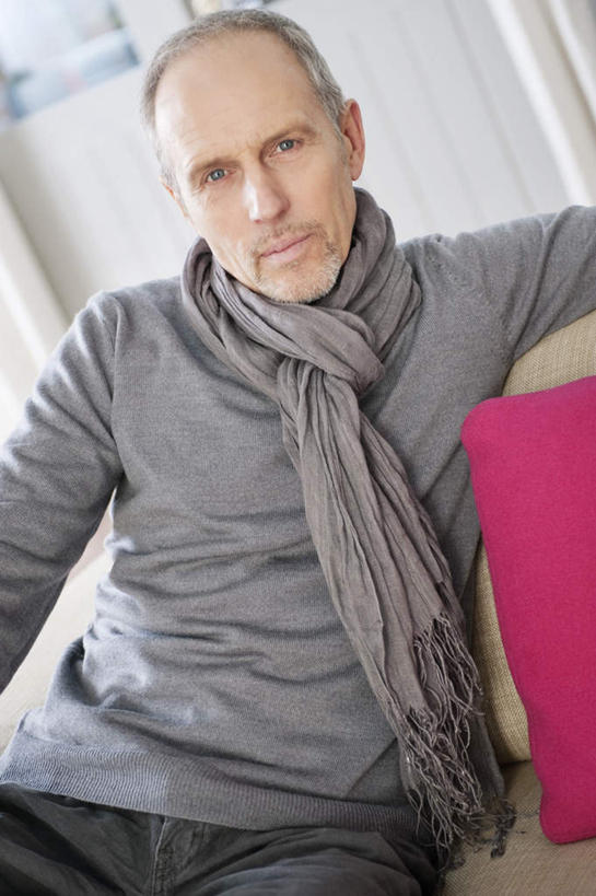 西方人,一个人,客厅,坐,竖图,室内,白天,正面,窗户,窗帘,靠垫,沙发,欧洲,欧洲人,仅一个男性,仅一个人,一条,阴影,服装,装饰,反射,影子,墙,靠枕,注视,休闲装,玻璃窗,墙壁,墙面,衣服,红色,白色,灰色,帘子,围巾,垫子,枕头,观察,看,仅一个老年男性,休闲,休闲服,橙色,遮阳,搭,服饰,观看,华丽,修饰,点缀,察看,起居室,搭着,关注,布艺沙发,衬托,美观,雅致,雅观,客堂,老年男性,男人,男性,白种人,坐着,半身,彩图