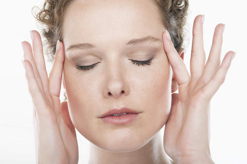 西方人,脸,头,脸颊,脖子,手,一个人,闭眼,横图,室内,特写,白天,白色背景,正面,按摩,欧洲,欧洲人,双手,仅一个年轻女性,仅一个女性,仅一个人,阴影,反射,影子,享受,健康,手部,保健,摄影,影棚,指压,年轻女性,女人,女性,白种人,头部,脖,颈,颈部,脸部,脸蛋,面部,闭眼睛,闭着眼,闭着眼睛,半身,彩图,影棚拍摄,推拿,拍摄