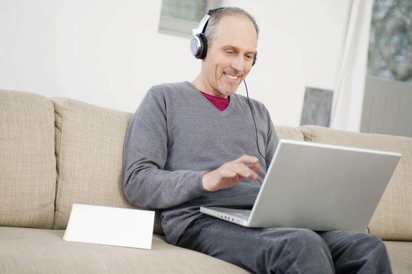 西方人,一个人,客厅,坐,笑,微笑,露齿笑,横图,室内,白天,正面,快乐,满意,幸福,电脑,笔记本电脑,窗户,沙发,欧洲,欧洲人,仅一个男性,仅一个人,敲打,阴影,服装,反射,网络,影子,纸,墙,音响,音乐,听,注视,休闲装,娱乐,输入,通讯设备,玻璃窗,墙壁,墙面,一个,衣服,耳机,打字,观察,看,仅一个老年男性,享受,休闲,休闲服,放松,服饰,单个,观看,点击,一台,敲击,察看,无线,起居室,舒适,享乐,关注,通信设备,无线网络,布艺沙发,无线上网,便携式电脑,客堂,按键,手提电脑,老年男性,男人,男性,白种人,坐着,半身,彩图