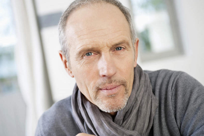 西方人,脸,头,脸颊,一个人,客厅,坐,横图,室内,特写,白天,正面,窗户,窗帘,欧洲,欧洲人,仅一个男性,仅一个人,一条,阴影,服装,朦胧,模糊,装饰,反射,影子,墙,注视,休闲装,肩膀,玻璃窗,墙壁,墙面,衣服,白色,灰色,帘子,围巾,观察,看,仅一个老年男性,休闲,休闲服,遮阳,服饰,观看,华丽,修饰,点缀,察看,起居室,关注,衬托,美观,雅致,雅观,客堂,老年男性,男人,男性,白种人,头部,脸部,脸蛋,面部,坐着,半身,彩图