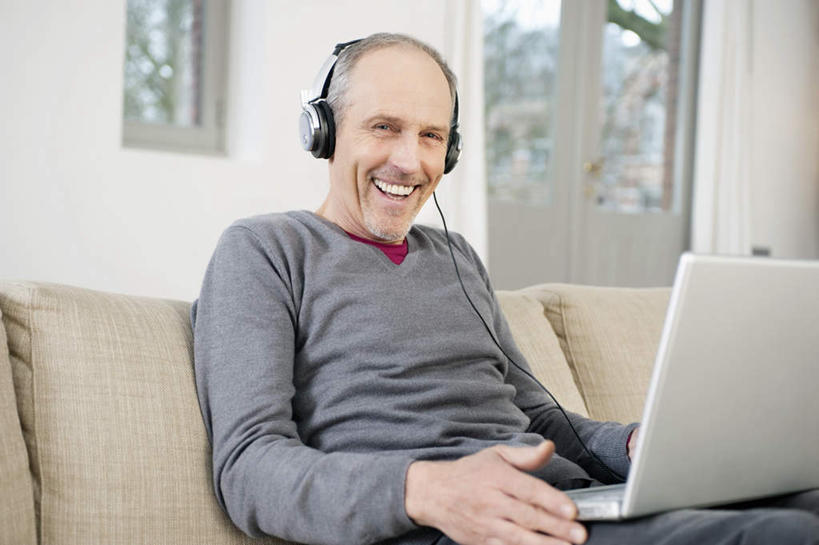 西方人,一个人,客厅,坐,笑,微笑,露齿笑,横图,室内,白天,正面,快乐,满意,幸福,电脑,笔记本电脑,窗户,沙发,欧洲,欧洲人,仅一个男性,仅一个人,握,阴影,服装,反射,网络,影子,墙,音响,音乐,听,注视,休闲装,娱乐,通讯设备,玻璃窗,墙壁,墙面,一个,衣服,耳机,观察,看,仅一个老年男性,享受,休闲,休闲服,放松,握着,服饰,单个,观看,一台,察看,无线,起居室,舒适,享乐,关注,通信设备,无线网络,布艺沙发,无线上网,便携式电脑,客堂,手提电脑,老年男性,男人,男性,白种人,坐着,半身,彩图