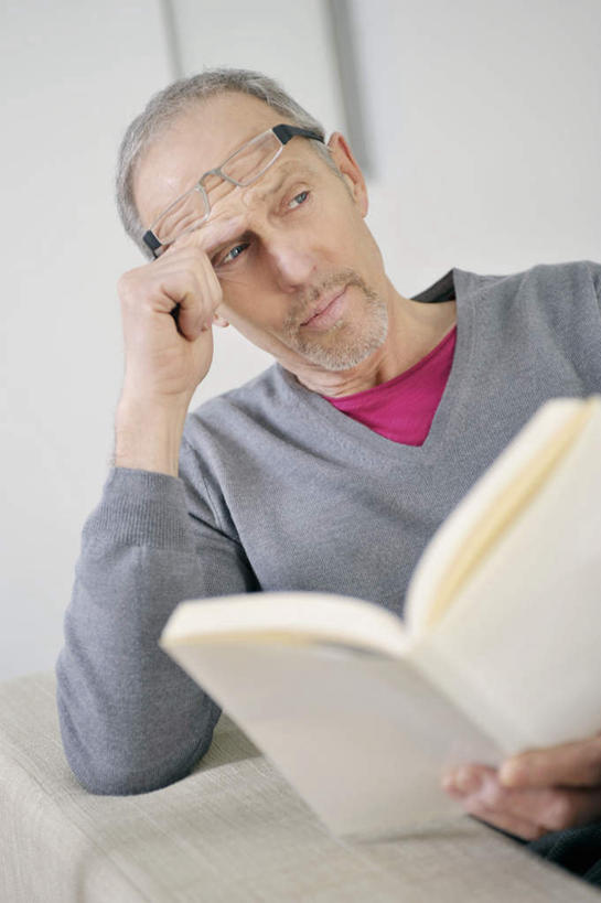 西方人,一个人,客厅,坐,竖图,室内,白天,正面,沙发,书籍,欧洲,欧洲人,仅一个男性,仅一个人,一本,一副,握,阴影,服装,反射,眼镜,影子,墙,注视,休闲装,墙壁,墙面,衣服,白色,观察,看,仅一个老年男性,休闲,休闲服,握着,服饰,观看,察看,起居室,关注,近视眼镜,布艺沙发,客堂,老年男性,男人,男性,白种人,书,图书,坐着,半身,彩图