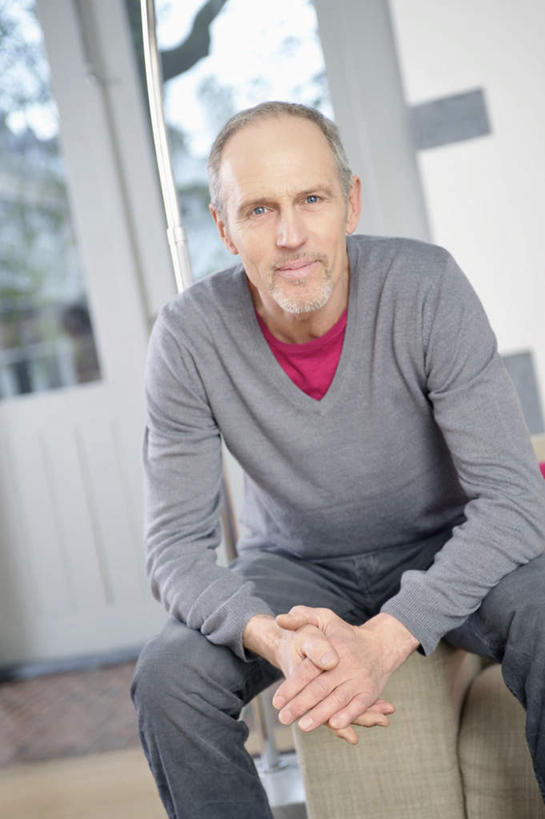 西方人,一个人,客厅,坐,竖图,室内,白天,正面,窗户,靠垫,沙发,欧洲,欧洲人,仅一个男性,仅一个人,阴影,服装,反射,影子,墙,靠枕,注视,休闲装,玻璃窗,墙壁,墙面,衣服,垫子,枕头,观察,看,仅一个老年男性,休闲,休闲服,搭,服饰,观看,察看,起居室,搭着,关注,布艺沙发,客堂,老年男性,男人,男性,白种人,坐着,半身,彩图