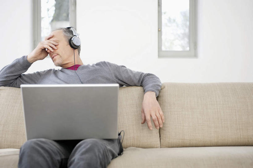 西方人,一个人,客厅,坐,横图,室内,白天,正面,快乐,满意,幸福,电脑,笔记本电脑,窗户,沙发,欧洲,欧洲人,仅一个男性,仅一个人,阴影,服装,反射,网络,影子,墙,音响,音乐,听,休闲装,娱乐,通讯设备,玻璃窗,墙壁,墙面,一个,衣服,耳机,仅一个老年男性,享受,休闲,休闲服,放松,搭,遮,遮掩,服饰,单个,一台,无线,起居室,掩盖,舒适,享乐,遮挡,搭着,通信设备,无线网络,布艺沙发,无线上网,便携式电脑,遮盖,掩饰,客堂,手提电脑,老年男性,男人,男性,白种人,坐着,半身,彩图