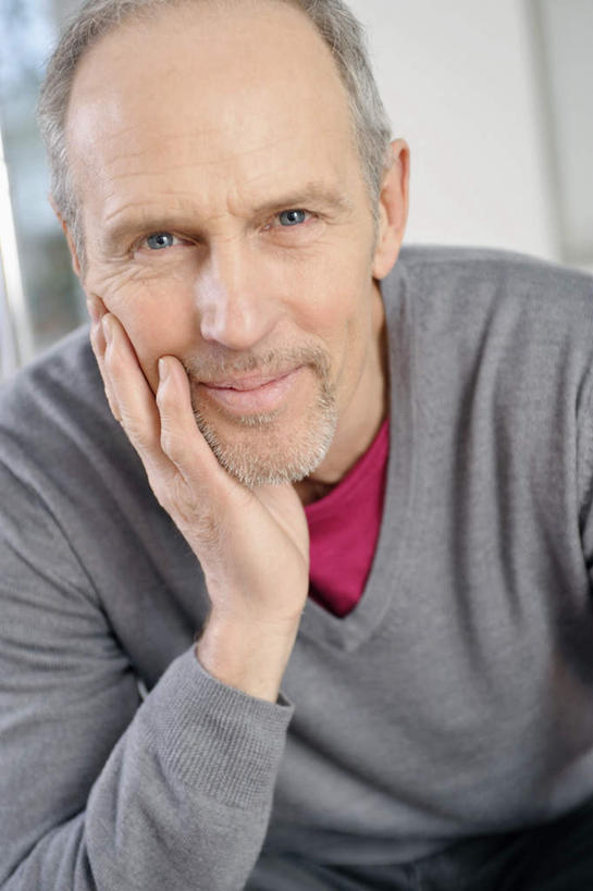 西方人,脸,头,脸颊,手,一个人,笑,微笑,竖图,室内,特写,白天,正面,欧洲,欧洲人,仅一个男性,仅一个人,撑,阴影,服装,朦胧,模糊,反射,影子,墙,托腮,注视,休闲装,墙壁,墙面,衣服,白色,观察,看,托,仅一个老年男性,休闲,手部,休闲服,服饰,观看,单手,察看,关注,托下巴,老年男性,男人,男性,白种人,头部,脸部,脸蛋,面部,半身,彩图