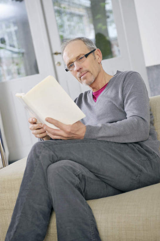 西方人,一个人,客厅,坐,竖图,室内,白天,正面,窗户,沙发,书籍,欧洲,欧洲人,仅一个男性,仅一个人,一本,一副,握,阴影,服装,反射,眼镜,影子,二郎腿,注视,休闲装,玻璃窗,衣服,观察,看,仅一个老年男性,休闲,休闲服,握着,服饰,观看,察看,起居室,关注,近视眼镜,布艺沙发,客堂,老年男性,男人,男性,白种人,书,图书,坐着,半身,彩图