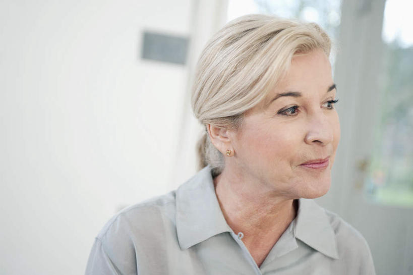 西方人,脸,头,脸颊,头发,一个人,坐,笑,微笑,横图,室内,特写,白天,正面,窗户,欧洲,欧洲人,仅一个女性,仅一个人,阴影,服装,朦胧,模糊,反射,影子,墙,注视,休闲装,肩膀,玻璃窗,墙壁,墙面,衣服,白色,灰色,观察,看,休闲,休闲服,服饰,仅一个老年女性,观看,察看,关注,老年女性,女人,女性,白种人,头部,长发,直发,脸部,脸蛋,面部,坐着,半身,彩图