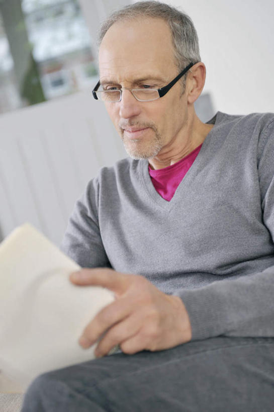 西方人,一个人,客厅,坐,竖图,室内,白天,正面,窗户,沙发,书籍,欧洲,欧洲人,仅一个男性,仅一个人,一本,一副,握,阴影,服装,反射,眼镜,影子,注视,休闲装,玻璃窗,衣服,观察,看,仅一个老年男性,休闲,休闲服,握着,服饰,观看,察看,起居室,关注,近视眼镜,布艺沙发,客堂,老年男性,男人,男性,白种人,书,图书,坐着,半身,彩图