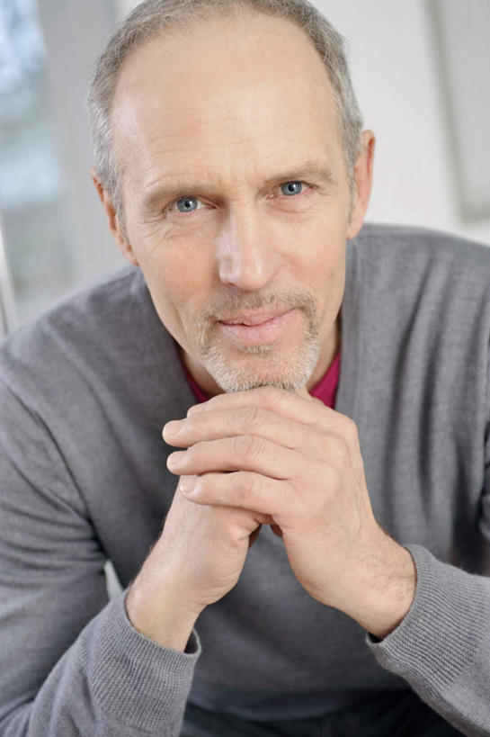 西方人,脸,头,脸颊,手,一个人,笑,微笑,竖图,室内,特写,白天,正面,欧洲,欧洲人,双手,仅一个男性,仅一个人,撑,阴影,服装,朦胧,模糊,反射,影子,墙,托腮,注视,休闲装,墙壁,墙面,衣服,白色,观察,看,托,仅一个老年男性,休闲,手部,休闲服,服饰,观看,察看,关注,托下巴,老年男性,男人,男性,白种人,头部,脸部,脸蛋,面部,半身,彩图