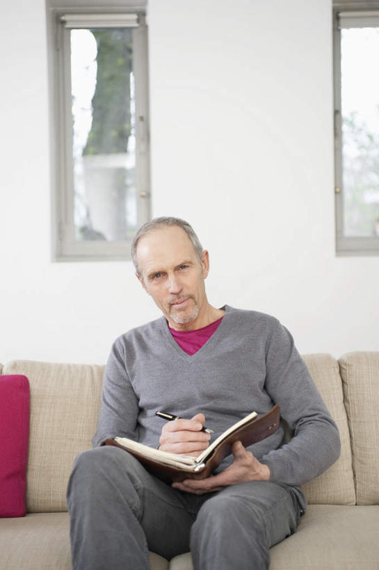 西方人,一个人,客厅,坐,竖图,室内,白天,正面,窗户,沙发,书籍,欧洲,欧洲人,仅一个男性,仅一个人,一本,一副,握,阴影,服装,反射,眼镜,影子,二郎腿,注视,休闲装,玻璃窗,衣服,观察,看,仅一个老年男性,休闲,休闲服,握着,服饰,观看,察看,起居室,关注,近视眼镜,布艺沙发,客堂,老年男性,男人,男性,白种人,书,图书,坐着,半身,彩图