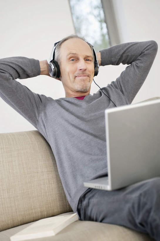 西方人,一个人,客厅,坐,笑,微笑,露齿笑,竖图,室内,白天,正面,电脑,笔记本电脑,沙发,欧洲,欧洲人,仅一个男性,仅一个人,抱头,阴影,服装,反射,网络,影子,墙,注视,休闲装,通讯设备,墙壁,墙面,衣服,白色,观察,看,仅一个老年男性,休闲,休闲服,服饰,观看,一台,察看,无线,起居室,关注,通信设备,无线网络,布艺沙发,无线上网,便携式电脑,捧首,捧头,客堂,手提电脑,老年男性,男人,男性,白种人,坐着,半身,彩图