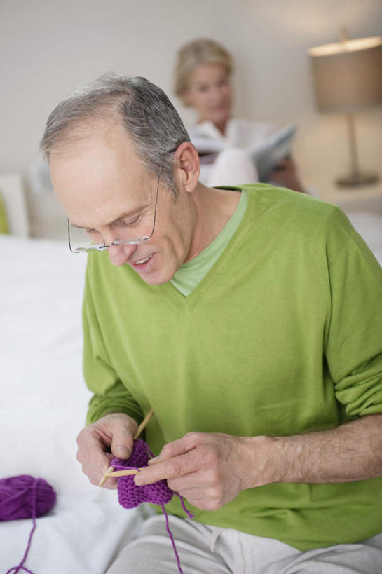 西方人,两个人,家庭,夫妻,坐,竖图,室内,白天,正面,毛衣,爱情,床,卧室,书籍,欧洲,欧洲人,一副,握,阴影,服装,朦胧,模糊,编织,反射,眼镜,影子,墙,床单,浪漫,注视,休闲装,被子,针,墙壁,墙面,衣服,白色,观察,看,休闲,温暖,温馨,一家人,休闲服,恩爱,握着,恋人,服饰,单人床,观看,和睦,察看,被单,关注,线衫,近视眼镜,毛衣针,编织针,老年男性,老年女性,男人,男性,女人,女性,白种人,夫妇,情侣,书,图书,坐着,半身,彩图,绒衣,套衫,套头毛衣,线衣,睡房,卧房,伴侣,融洽